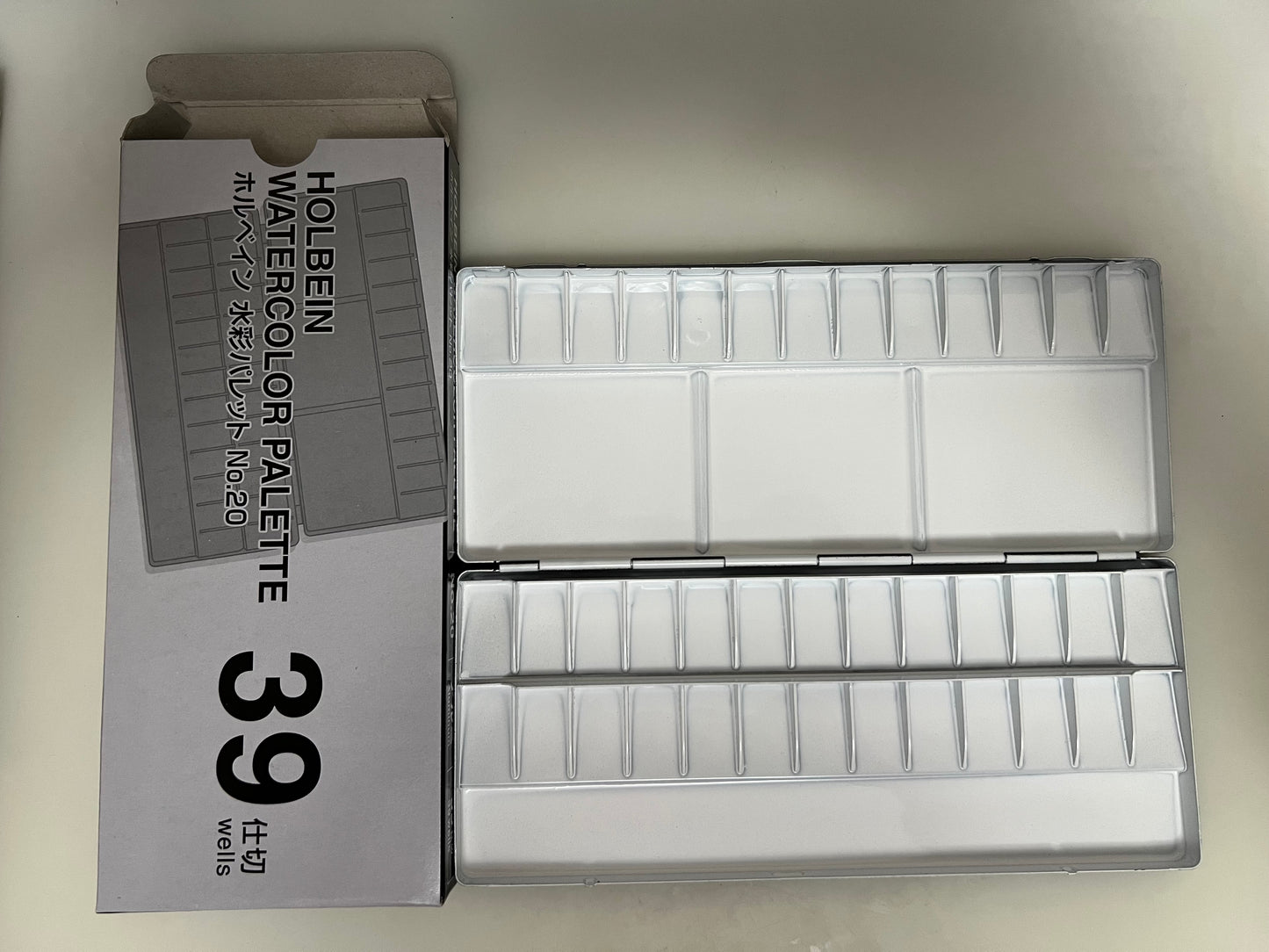 Holbein Aluminum Watercolor Palette No.20 – 39 Color Capacity